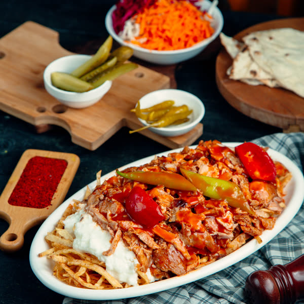 Garnitürlü et döner; patates ve yoğurtla