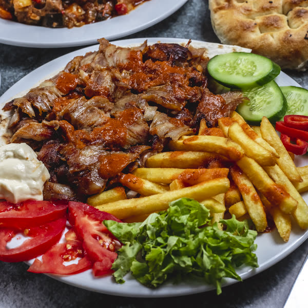 Döner tabağı; patates, yoğurt ve ekmekle