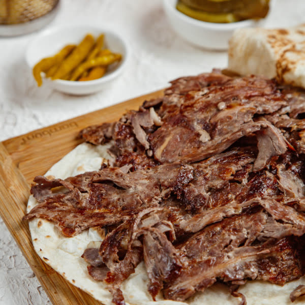 Lavaş üzerinde bol et döner
