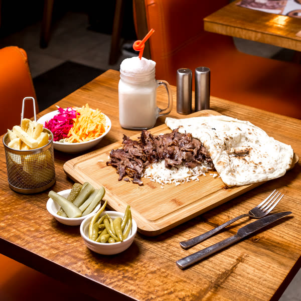 Pilav üstü döner, ayran ve patatesle