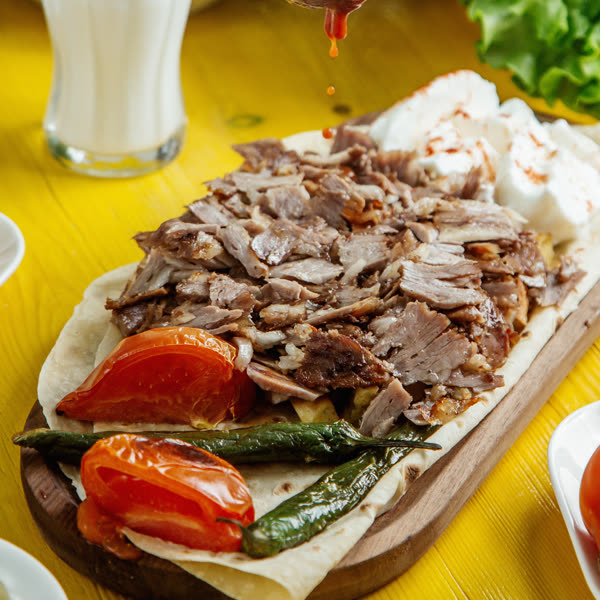 Porsiyon et döner ve közlenmiş sebzeler