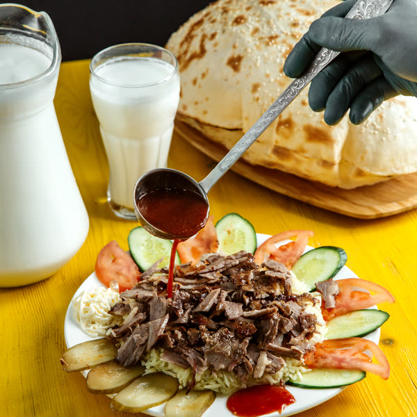 Döner tabağına sos dökülürken