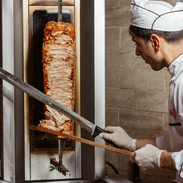 Döner ustası yaprak döner keserken