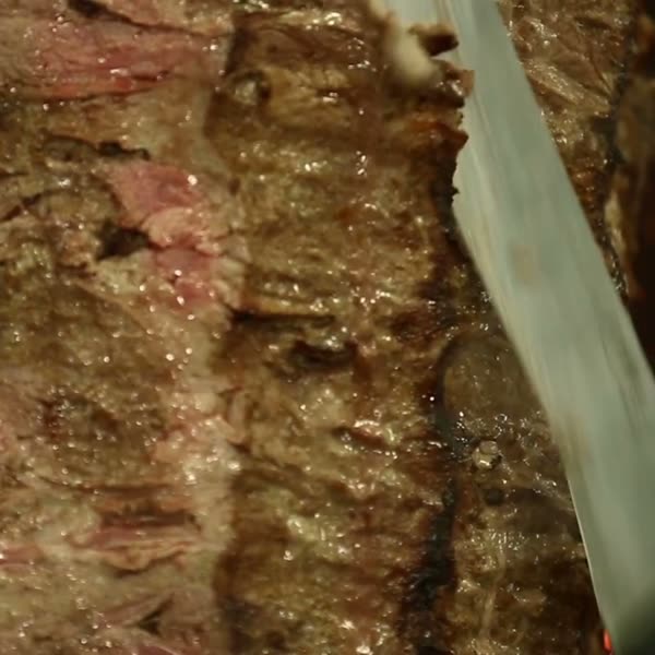 Döner ustası yaprak döner keserken