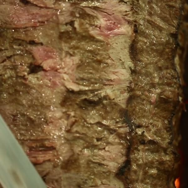 Ocakta gerçek yaprak et döner kesimi