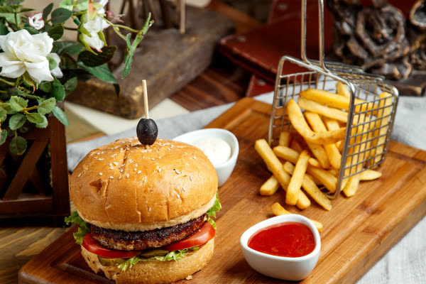 Hamburger ve patates kızartması — Defne Yaprak Döner