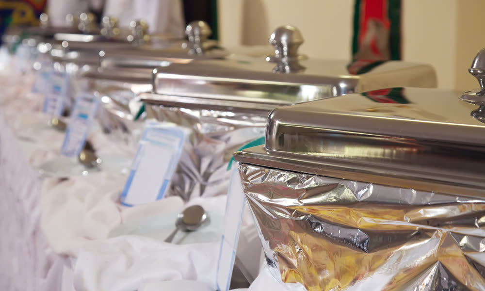 Toplu yemek servisi için hazırlanan benmari tepsileri